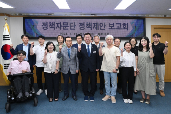 지난 11일 중구청에서 진행한 정책자문단 정책제안 보고회 회의 사진 및 기념사진