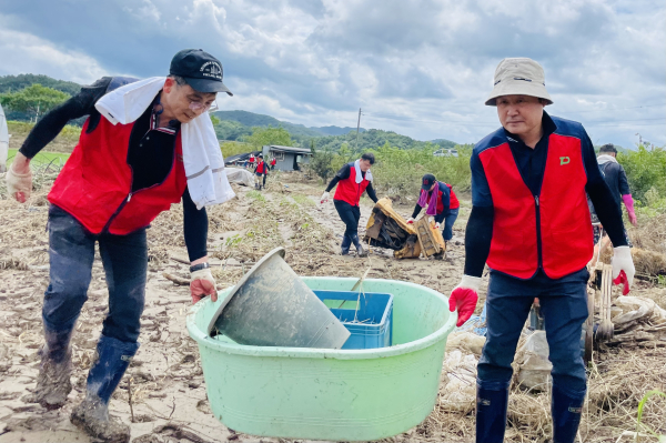 대전교통공사 연규양 사장과 직원들이 15일 서구 용촌동 정방마을에서 수해복구 작업을 하고 있다.