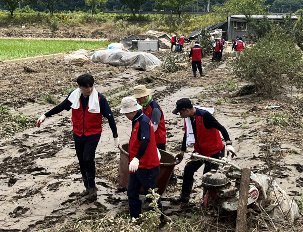수해복구 현장에서 구슬땀을 쏟고 있는 대전교통공사 임직원들