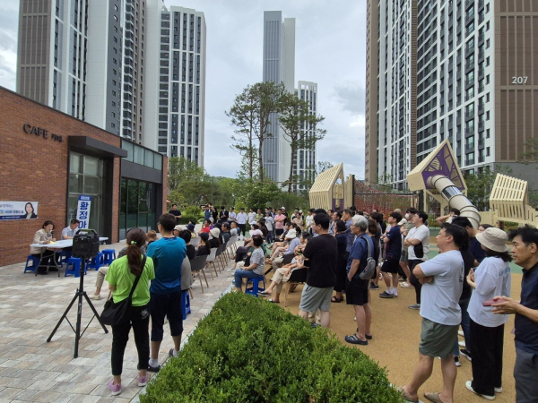 더불어민주당 황정아 의원이 유성구 용산동의 한 아파트에서 찾아가는 민원의 날 행사를 하고 있다.