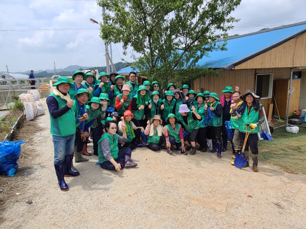 당진시 새마을운동당진시지회, 서천군 농가 수해복구 봉사활동 진행 단체사진