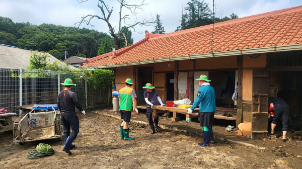 아산시 자율방재단, 논산시 호우피해 침수 가옥 봉사활동 진행 모습