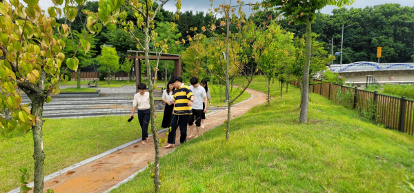 세종교육원 직원들이 점심시간에 ‘맨발 황톳길’을 산책하고 있다.