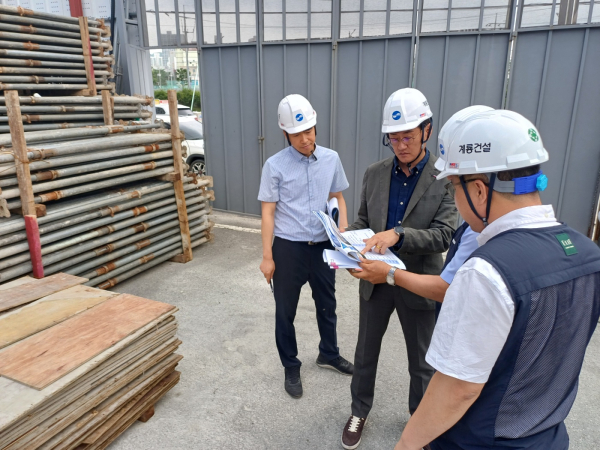 이경열 천안시 도시주택국장이 최근 천안역세권 혁신지구 도시재생사업지를 방문해 추진현황을 점검하고 있다.