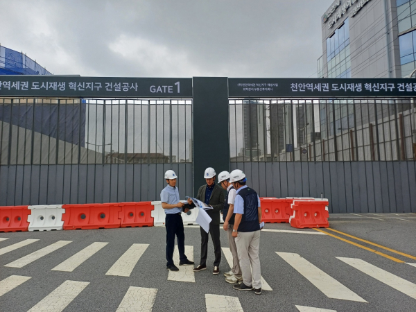 이경열 천안시 도시주택국장이 최근 천안역세권 혁신지구 도시재생사업지를 방문해 추진현황을 점검하고 있다.