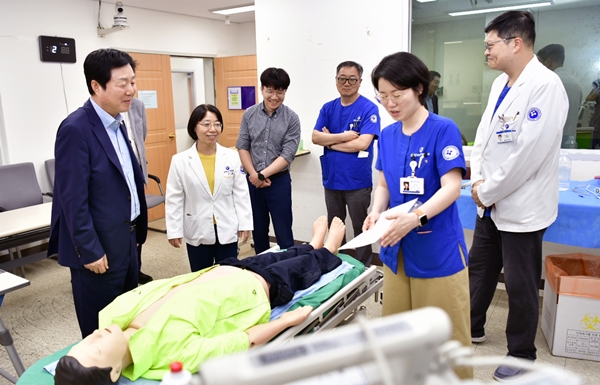 충남대 김정겸 총장(왼쪽)이 의과대학 현장을 점검하고 있다.