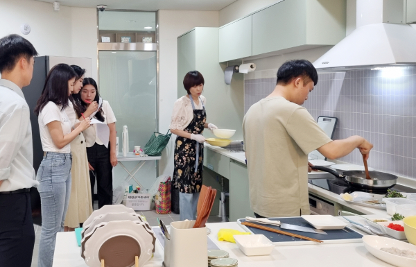 지난 16일 태안군가족센터 내 공유주방에서 진행된 솔스토랑 프로그램 모습.