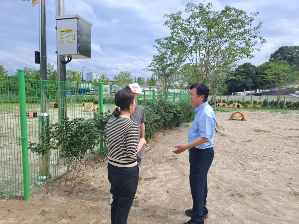 이명열 농업환경국장 반려동물놀이터 현장 점검 모습
