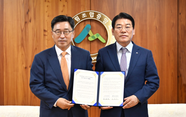 한국농수산식품유통공사-산림조합중앙회 MOU * 김춘진 한국농수산식품유통공사 사장(왼쪽), 최창호 산림조합중앙회 회장(오른쪽)