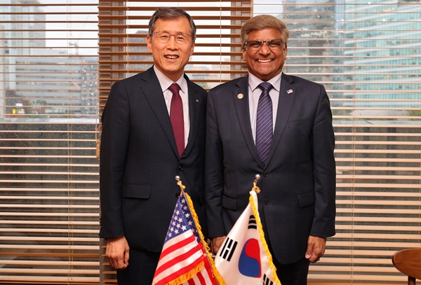 이광복 NRF 이사장(왼쪽)과 세투라만 판차나탄 NSF 총재