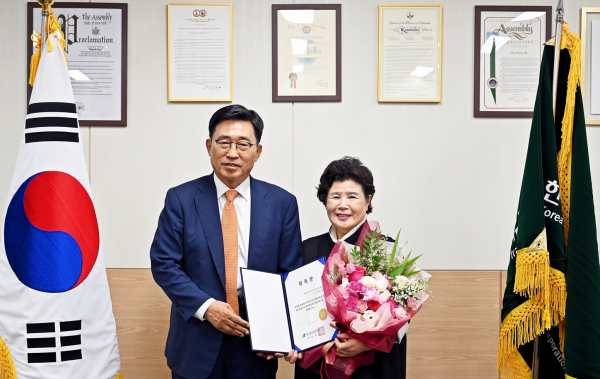 ESG경영 자문위원회 신규 자문위원 위촉식 * 한국농수산식품유통공사 김춘진 사장(왼쪽), (사)한자녀더갖기운동연합 박윤옥 회장(오른쪽)