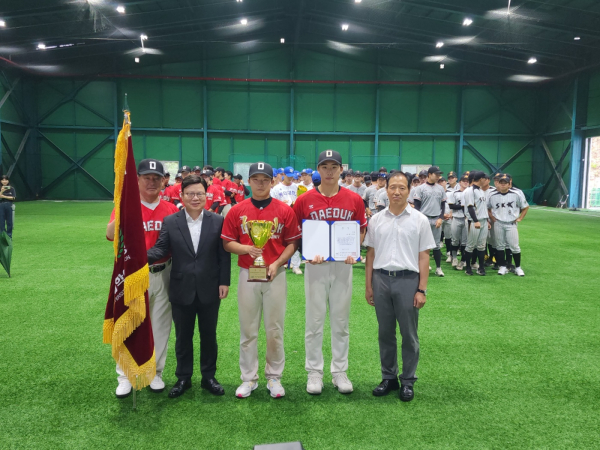 우승 후 기념 촬영( 좌부터 전대영 감독, 김대성 총장, 정현도 주장, 심재준 선수)