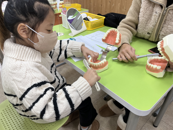 지난해 진행된 겨울방학 가족 구강건강 캠프에서 어린이가 바른 칫솔질 방법을 실습하고 있다.