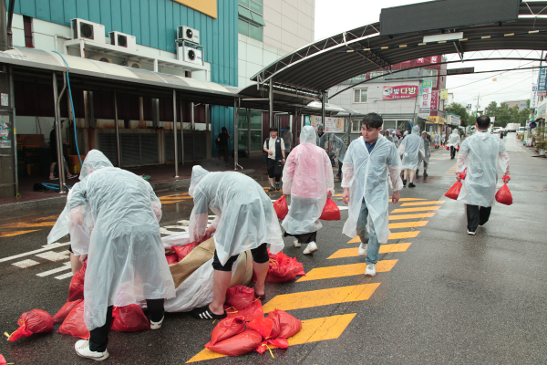 당진시장 자원봉사에 나선 당진시 직원들