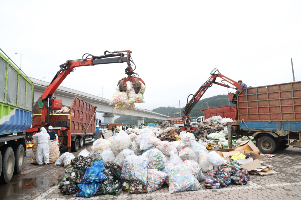 지난 17일 근흥면 신진대교 인근에서 진행된 숨은자원 찾기 행사 모습.