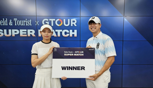 지난 17일 골프존타워서울 미디어 스튜디오에서 열린 ‘필드앤투어리스트 GTOUR 슈퍼매치’ 결승전에서 우승한 공태현&윤규미(왼쪽)가 경기 종료 후 기념사진