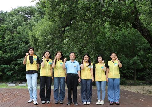 지난 17일, 국립대전숲체원 이영록 원장(왼쪽 4번째)과 현장실습학기제에 참여한 충남대학교 4학년 한정희, 김태현, 홍희정, 이은서, 강혜원, 배재대학교 4학년 김채은 학생이 기념촬영