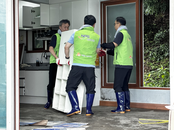 대전세종지역본부, 대전 서구 정방마을 수해 복구 자원봉사 진행 모습