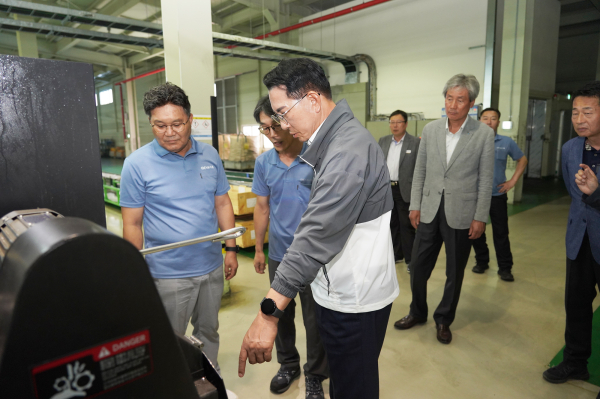 이완섭 서산시장이 ㈜무룡 서산공장을 방문해 애로사항을 청취했다.