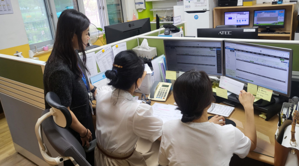 행정지원단 2명이 관내 A유치원을 방문하여 지출 방법(다수거래처와 거래한 카드지출 건을 원인행위 등록)에 관해 설명해 주고 있는 모습.