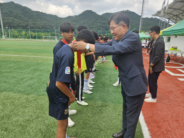 대전동·서부교육지원청 교육장배 학교스포츠클럽대회 성료_동부 최재모 교육장 메달수여식 사진