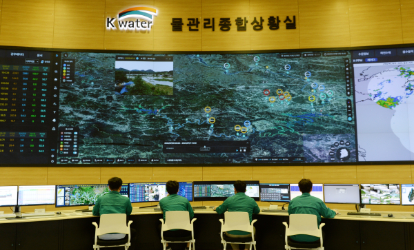 물관리종합상황실에서 물관리 디지털트윈 플랫폼을 활용하여 집중호우 상황을 점검하고, 홍수 시뮬레이션을 통해 데이터에 기반한 과학적 물관리를 시행하여 최적의 댐 수문 방류를 유지하는 등 홍수 예방에 기여하고 있다.