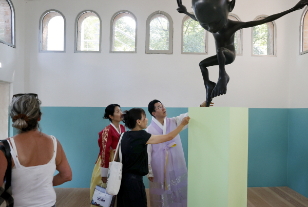 김은정 한국관 총괄메니저의 한국관 조형물의 설명을 듣고 있는 박경귀 아산시장과 이유영 문화예술과장