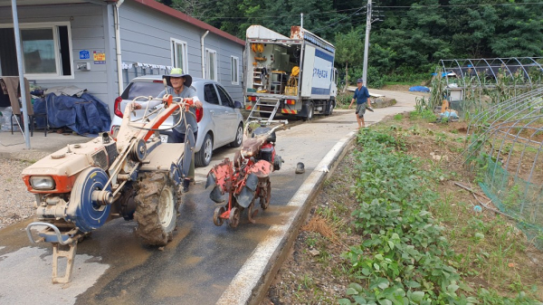 지난 2023년 공주시 침수 피해 농가 농업기계 현장 수리지원 봉사 모습