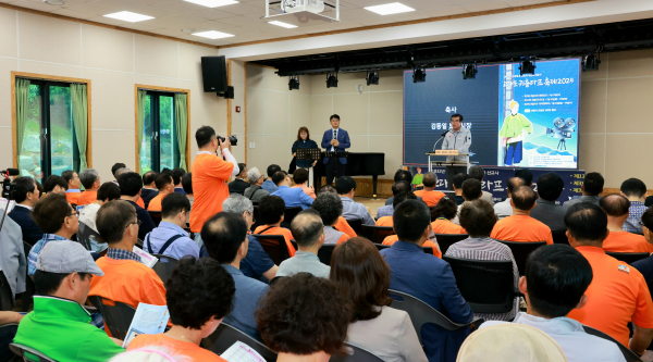 칼 귀츨라프의 날 기념식 사진