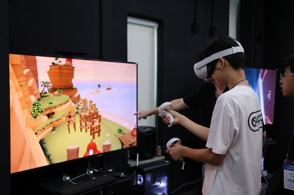 하계 방학 모빌리트립에 참가한 학생이 순천향대 미디어인사이드센터에서 VR체험을 하고 있다.
