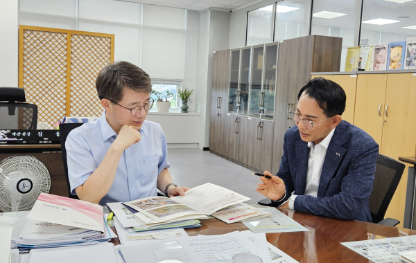이완섭 서산시장이 국비 확보를 위해 세종정부청사를 방문해 각 부처 관계자를 만났다.(기획재정부 예산실장)
