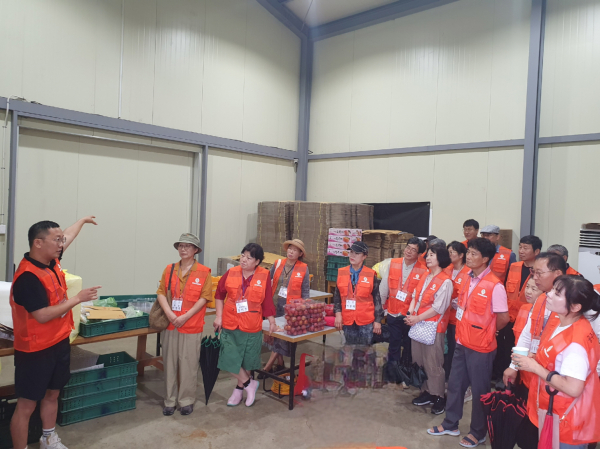 지난 23일 관내 귀농·귀촌 우수농가를 방문해 현장학습 모습