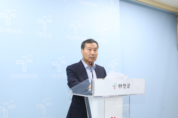 24일 군청 브리핑실에서 정례브리핑 중인 김동선 복지증진과장.