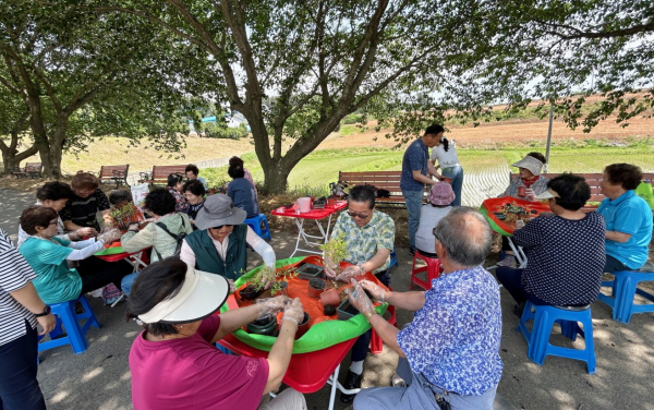 지난 6월 14일 태안군농업기술센터에서 화분 만들기 체험에 나선 프로그램 참여자들 모습.