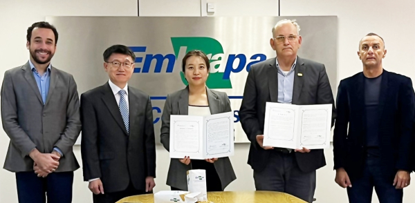 한국농수산식품유통공사-농업연구청 MOU * 한국농수산식품유통공사 정유선 상파울루 지사장(좌측 3번째), 농업연구청(Embrapa) 총괄본부장 세바스치앙 페드로 다 실바 네또 (우측 2번째), 주브라질 대사관 공성호 상무관(좌측 2번째)