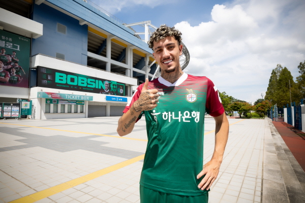 미드필더 밥신 영입