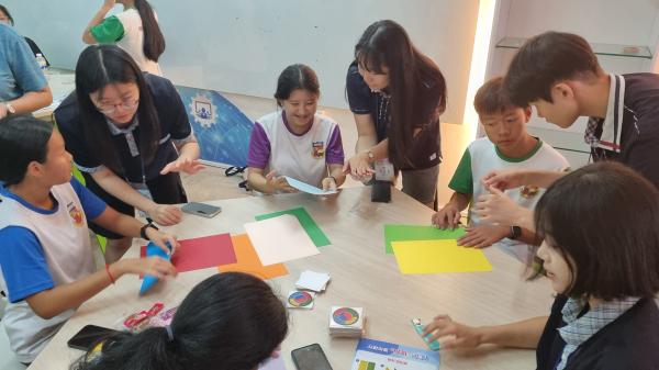 지난 25일, 세종시 중학생들이 싱가포르 현지 유티(YEW TEE)초등학교에서 교육봉사활동에 참여하고 있는 모습