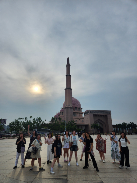 지난 24일, 세종시 고등학생들이 말레이시아 현지 이슬람 사원 방문 모습