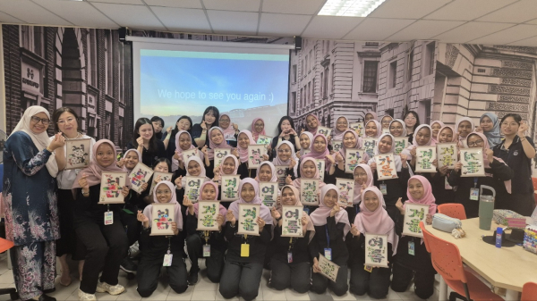 세종시 고등학생들이 세리 푸테리 사이버자야(Seri puteri cyberjaya school) 중등학교를 방문한 모습