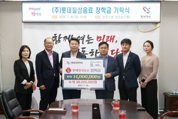 지난 29일(현지시간) 라오스 수도 비엔티안에서 피앤피시와 ‘협력기업 혁신제품 실증을 위한 업무협약’을 맺었다. 사진은 문보현 서부발전 동반상생실장(오른쪽)과 강병수 피앤피시 대표가 기념촬영하는 모습