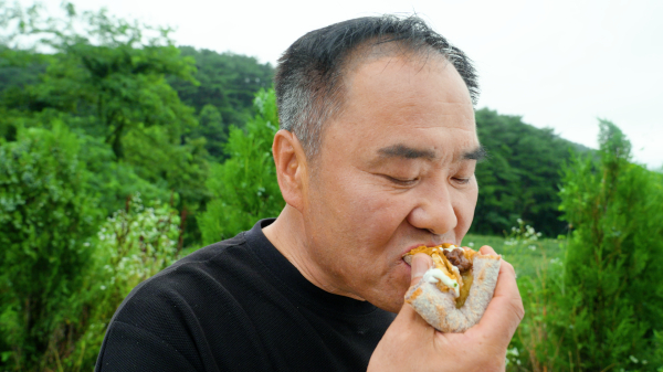 갈산명 김종기 씨가 홍성한우를 이용한 피자를 먹어보고 있다