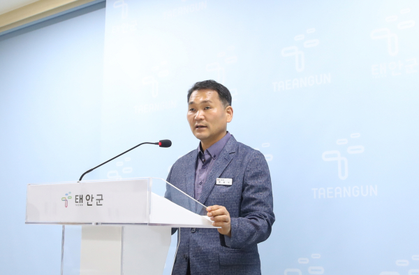 31일 군청 브리핑실에서 정례 브리핑 중인 명승식 농정과장.