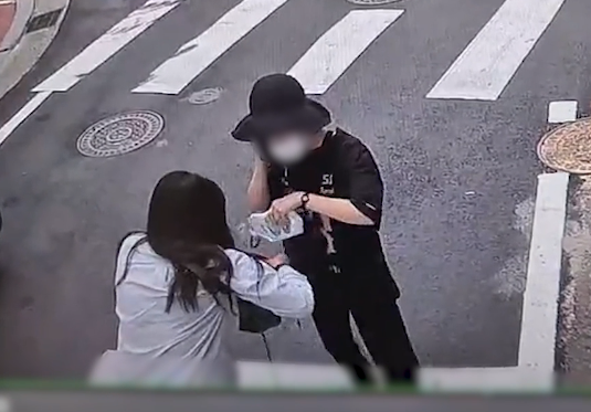 현금수거책에게 현금을 건네는 피해자