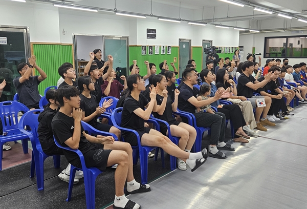 대전매봉중 학생들이 파리 올림픽 펜싱 사브르 종목에 출전한 국가대표팀을 응원하고 있다.