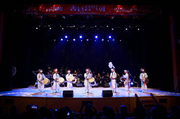 지난해 12월 6일 서산시문화회관에서 진행된 뜬쇠 예술단 송년음악회 ‘신명’1