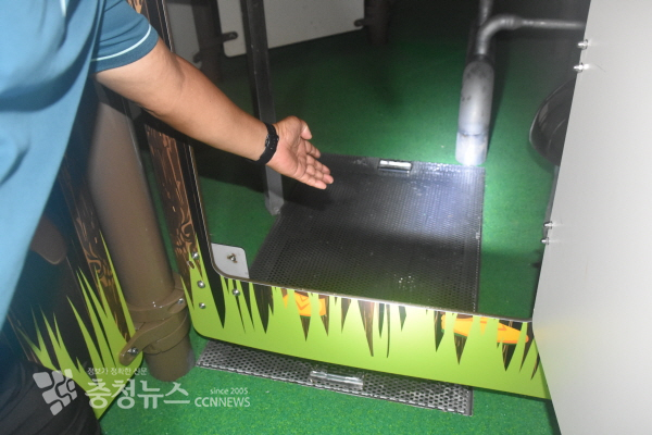 물놀이장 운영 종료 후, 물을 다 빼내면 거름망에 걸린 각종 오물을 제거한다.