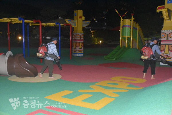 야간 마무리 청소 모습. 클리닝 장비인 브루어를 이용해 물기를 제거하고 남아있는 찌꺼기를 제거한다.