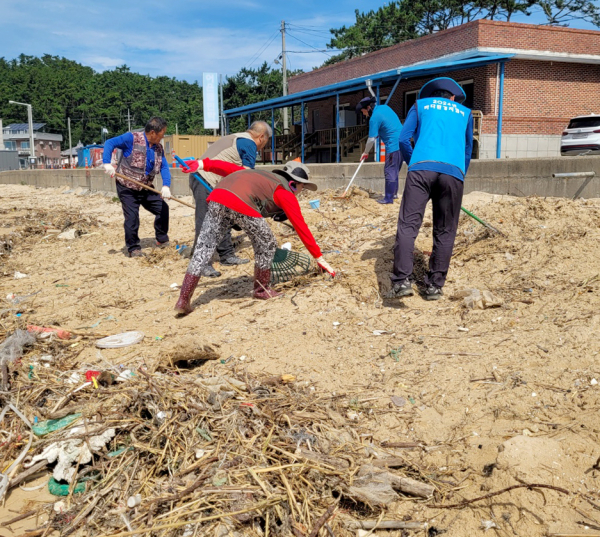 피서철 해안가 쓰레기 수거(소원면 어은돌 240719)