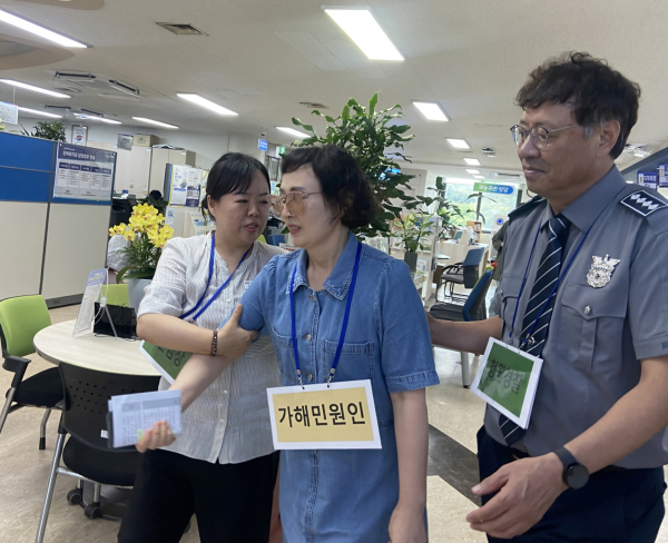 지난 2일 태안군청 민원봉사과에서 실시된 ‘특이민원 발생상황 대비 모의훈련’ 모습.