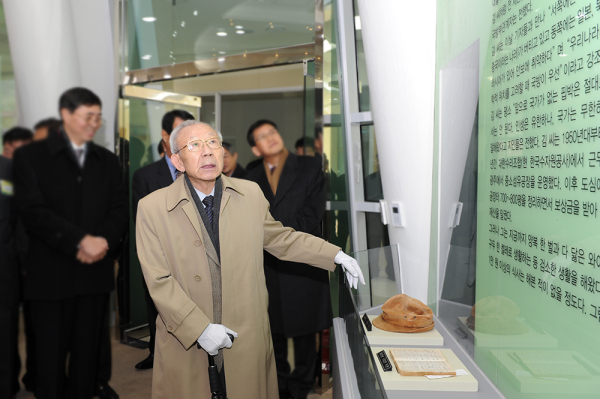 친환경신물질연구센터 둘러보는 고 김용철 옹